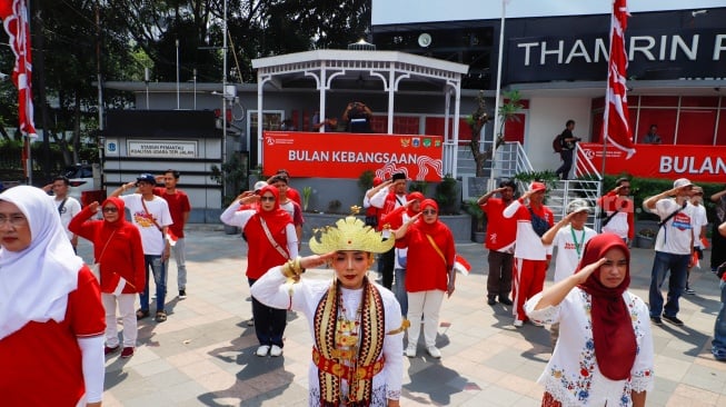 Warga mengikuti upacara peringatan HUT ke-79 Republik Indonesia (RI) di kawasan Bundaran Hotel Indonesia (HI), Jakarta, Sabtu (17/8/2024). [Suara.com/Alfian Winanto]