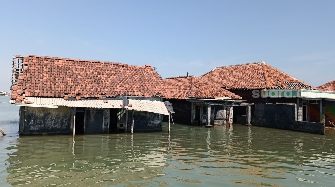 Sebuah rumah Dukuh Timbulsloko, Desa Timbulsloko, Kecamatan Sayung, Kabupaten Demak, yang ditinggalkan pemiliknya karena rob, Sabtu (17/08/2024). (suara.com/Sigit AF)