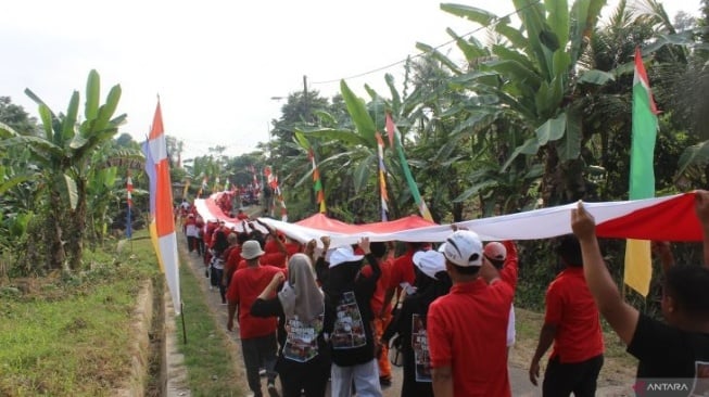 Sambut HUT ke-79 RI, Warga Desa Pasuruan Lampung Selatan Bentangkan Bendera 79 Meter