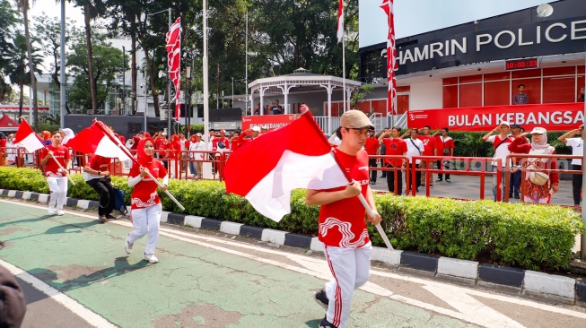 Warga mengikuti upacara peringatan HUT ke-79 Republik Indonesia (RI) di kawasan Bundaran Hotel Indonesia (HI), Jakarta, Sabtu (17/8/2024). [Suara.com/Alfian Winanto]