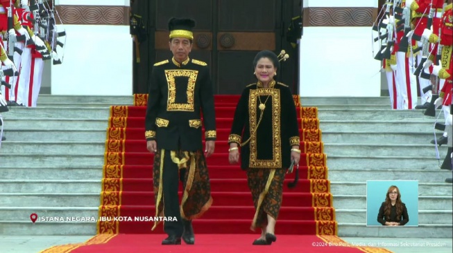 Presiden Joko Widodo dan Iriana Jokowi mengenakan baju adat Kutai takwo kustim saat upacara HUT RI ke-79 di IKN (YouTube)