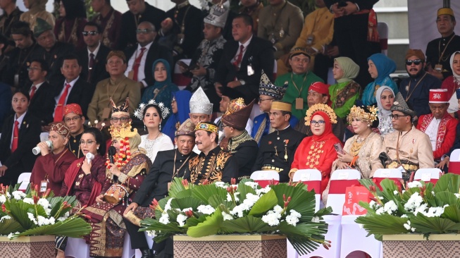 Jajaran menteri Kabinet Indonesia Maju duduk di tenda VVIP dalam upacara Peringatan Detik-detik Proklamasi Kemerdekaan Republik Indonesia (RI) di lapangan upacara Istana Negara Ibu Kota Nusantara (IKN), Penajam Paser Utara, Kalimantan Timur, Sabtu (17/8/2024). [ANTARA FOTO/Hafidz Mubarak A/app/wpa]