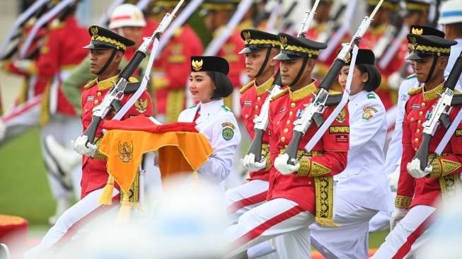 Anggota Paskibraka 2024 asal Kalimantan Timur Livenia Evelyn Kurniawan (kedua kiri) bersama anggota Paskibraka lainnya membawa duplikat Bendera Pusaka untuk dikibarkan dalam upacara Peringatan Detik-detik Proklamasi Kemerdekaan Republik Indonesia (RI) di lapangan upacara Istana Negara Ibu Kota Nusantara (IKN), Penajam Paser Utara, Kalimantan Timur, Sabtu (17/8/2024). [ANTARA FOTO/Hafidz Mubarak A/app/wpa]