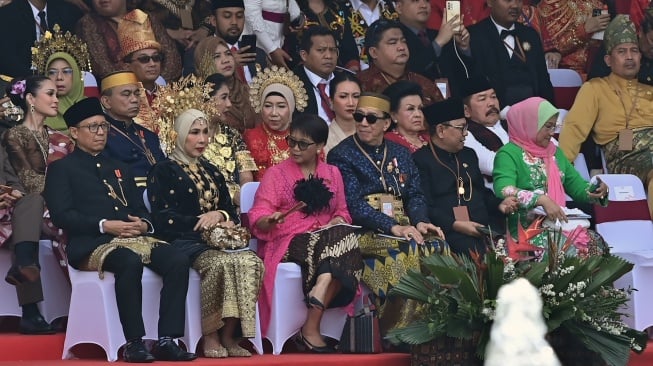 Sejumlah menteri dan kepala lembaga Kabinet Indonesia Maju menghadiri Upacara Peringatan Detik-Detik Proklamasi Kemerdekaan ke-79 Republik Indonesia di Istana Merdeka, Jakarta, Sabtu (17/8/2024). [ANTARA FOTO/Indrianto Eko Suwarso/sgd/wpa]