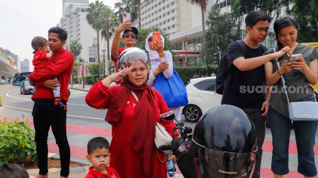 Warga mengikuti upacara peringatan HUT ke-79 Republik Indonesia (RI) di kawasan Bundaran Hotel Indonesia (HI), Jakarta, Sabtu (17/8/2024). [Suara.com/Alfian Winanto]