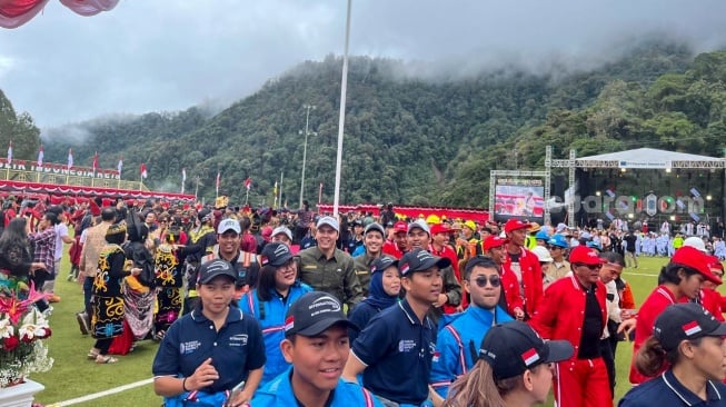 Kemeriahan hiburan saat upacara bendera perayaan HUT ke-79 RI yang digelar PT Freeport Indonesia di Tembagapura, Papua Tengah, Sabtu (17/8/2024). [Suara.com/Suwarjono]