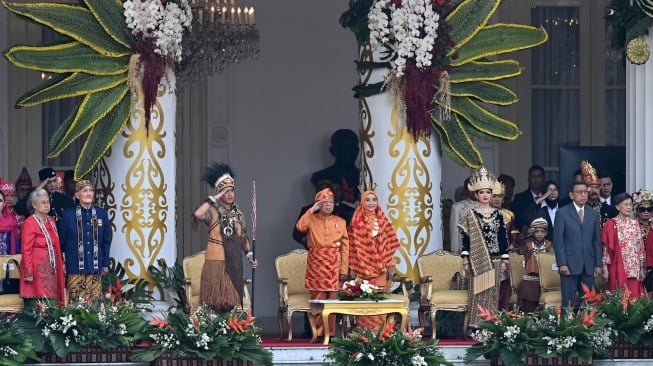 Wapres Ma’ruf Amin (keempat kiri) didampingi istri Wury Estu Handayani (keempat kanan), Wapres terpilih Gibran Rakabuming Raka (ketiga kiri) didampingi istri Selvi Ananda (ketiga kanan), mantan Wapres Try Sutrisno (kedua kiri) dan istri Tuty Sutiawati (kiri) serta mantan Wapres Budiono dan istri Herawati mengikuti Upacara Peringatan Detik-Detik Proklamasi Kemerdekaan ke-79 Republik Indonesia di Istana Merdeka, Jakarta, Sabtu (17/8/2024). [ANTARA FOTO/Indrianto Eko Suwarso/sgd/wpa]