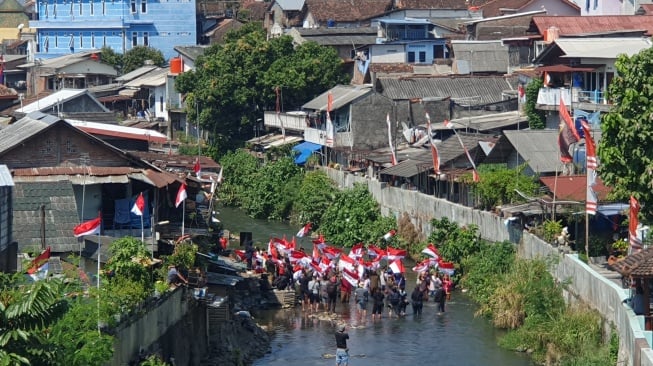 Merajut Masa Depan dari Sungai Code: Pesan Kuat di Balik 79 Bendera Merah Putih