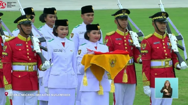 Livenia Evelyn Kurniawan, pembawa baki bendera pada upacara HUT RI ke-79 di IKN. [YouTube/Sekretariat Presiden]