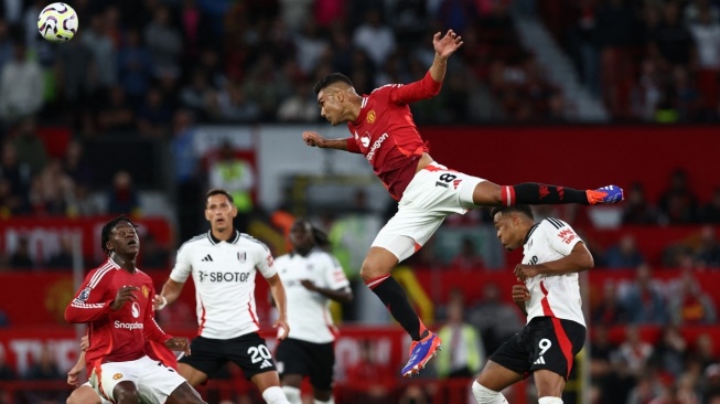 Usaha Casemiro mencetak gol di pertandingan Manchester United vs Fulham pada pekan I Liga Inggris 2024/2025 di Stadion Old Trafford, Sabtu (17/8/2024) [AFP]