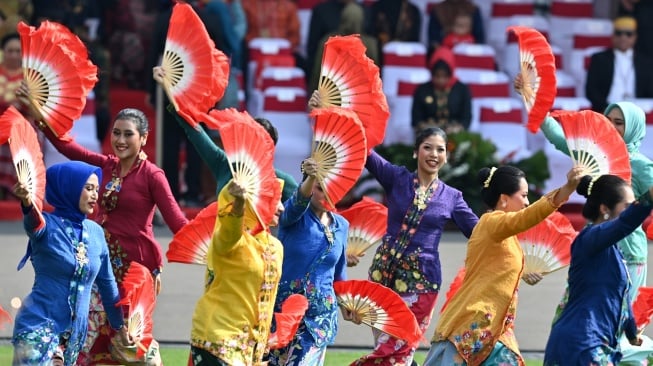 Sejumlah penari tampil sebelum dimulainya Upacara Peringatan Detik-Detik Proklamasi Kemerdekaan ke-79 Republik Indonesia di Istana Merdeka, Jakarta, Sabtu (17/8/2024). [ANTARA FOTO/Indrianto Eko Suwarso/sgd/wpa]