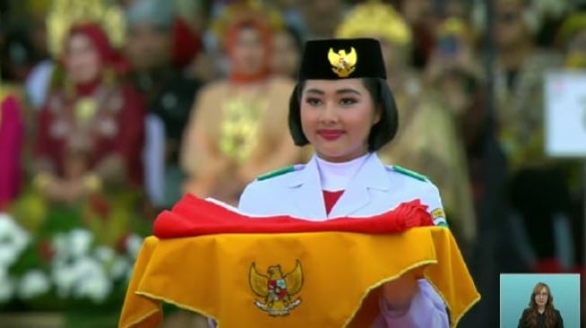 5 Pesona Livenia Evelyn Kurniawan, Pembawa Baki Bendera Merah Putih saat Upacara HUT RI di IKN