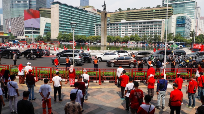 Warga mengikuti upacara peringatan HUT ke-79 Republik Indonesia (RI) di kawasan Bundaran Hotel Indonesia (HI), Jakarta, Sabtu (17/8/2024). [Suara.com/Alfian Winanto]