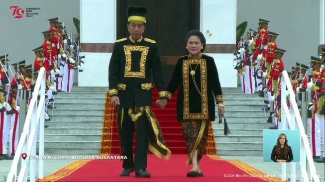 Presiden Joko Widodo dan Iriana Jokowi mengenakan baju adat Kutai takwo kustim saat upacara HUT RI ke-79 di IKN. (YouTube/Sekretariat Presiden)