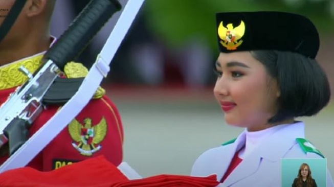 Livenia Evelyn Kurniawan, pembawa baki bendera pada upacara HUT RI ke-79 di IKN. [YouTube/Sekretariat Presiden]