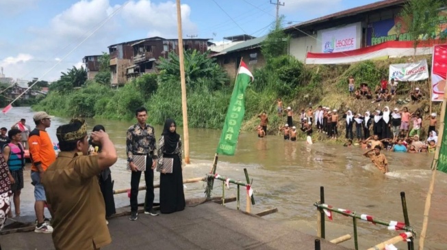 Warga Kampung Aur Upacara HUT Ke-79 RI di Sungai Deli