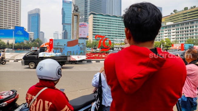 Warga mengikuti upacara peringatan HUT ke-79 Republik Indonesia (RI) di kawasan Bundaran Hotel Indonesia (HI), Jakarta, Sabtu (17/8/2024). [Suara.com/Alfian Winanto]