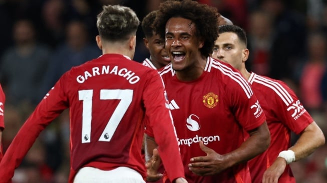 Joshua Zirkzee merayakan gol bersama Alejandro Garnacho di pertandingan Manchester United vs Fulham pada pekan I Liga Inggris 2024/2025, Stadion Old Trafford, Sabtu (17/8/2024). [AFP]