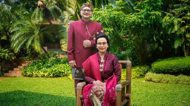 Potret Sri Mulyani dan Tonny Sumartono pakai baju adat di Upacara HUT RI ke-79 di IKN. (Instagram)