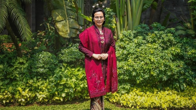 Menteri Keuangan Sri Mulyani Indrawati mengenakan kebaya Merah saat hadiri upacara HUT RI