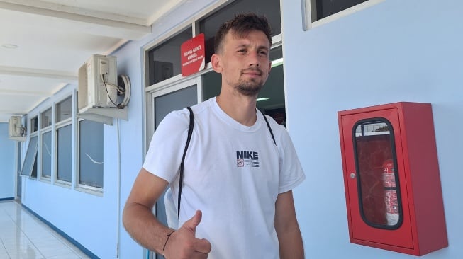 Mateo Kocijan usai berlatih di Stadion SPORrT Jabar Arcamanik. (SUARA.com/Rahman)