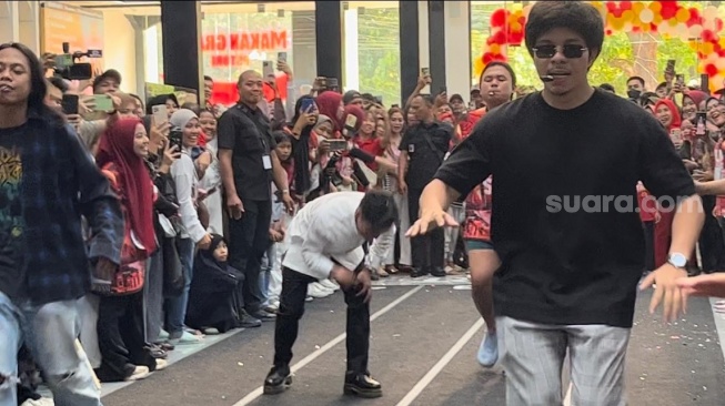 Atta Halilintar dan Keanu saat lomba kelereng di Lenteng Agung, Depok pada Sabtu (17/8/2024). [Suara.com/Rena Pangesti]