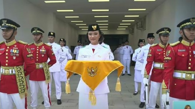 Ni Komang Tri Setia, paskibraka pembawa baki upacara penurunan bendera di IKN. [YouTube/Sekretariat Presiden]