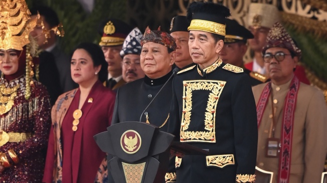 Presiden Joko Widodo (kedua kanan) didampingi Menhan Prabowo Subianto (ketiga kiri) dan Ketua DPR Puan Maharani (kedua kiri) mengikuti upacara Peringatan Detik-detik Proklamasi Kemerdekaan Republik Indonesia (RI) di lapangan upacara Istana Negara Ibu Kota Nusantara (IKN), Penajam Paser Utara, Kalimantan Timur, Sabtu (17/8/2024). [ANTARA FOTO/Hafidz Mubarak A/app/wpa]