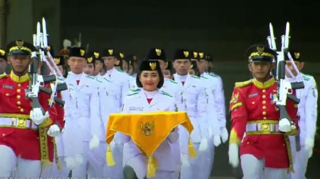 Livenia Evelyn Kurniawan, pembawa baki bendera pada upacara HUT RI ke-79 di IKN. [YouTube/Sekretariat Presiden]