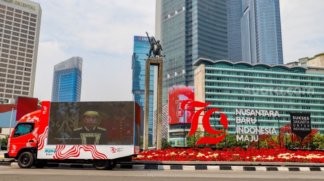 Mobil menampilkan siaran langsung upacara peringatan HUT ke-79 Republik Indonesia (RI) di IKN Nusantara di kawasan Bundaran Hotel Indonesia (HI), Jakarta, Sabtu (17/8/2024). [Suara.com/Alfian Winanto]