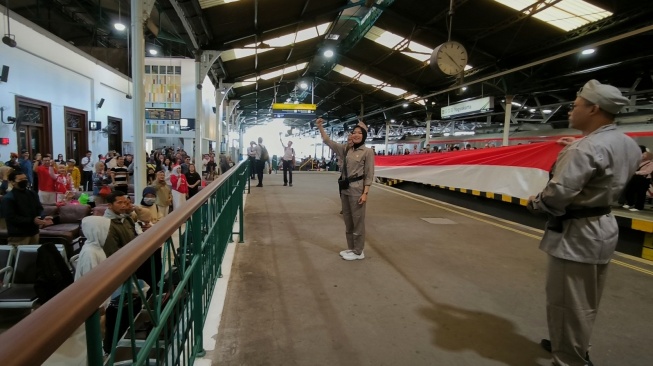 Detik-Detik Proklamasi di Stasiun Yogyakarta, Ribuan Penumpang Kereta Berikan Hormat Sebelum Berangkat