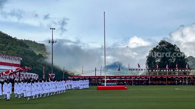 Suasana jalannya upacara bendera perayaan HUT ke-79 RI yang digelar PT Freeport Indonesia di Tembagapura, Papua Tengah, Sabtu (17/8/2024). [Suara.com/Suwarjono]