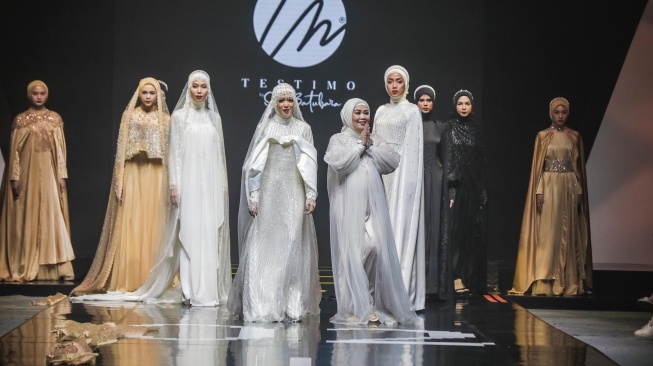 Brand Testimo by Sari Batubara ikut menampilkan koleksinya di ajang Muslim Fashion Festival (Muffest) 2024. [Instagram]