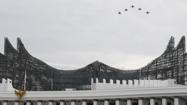 Sejumlah jet tempur F-16 TNI AU melakukan fly pass di atas lokasi upacara Peringatan Detik-detik Proklamasi Kemerdekaan Republik Indonesia di lapangan upacara Istana Negara Ibu Kota Nusantara (IKN), Penajam Paser Utara, Kalimantan Timur, Sabtu (17/8/2024). [ANTARA FOTO/Hafidz Mubarak A/app/wpa]