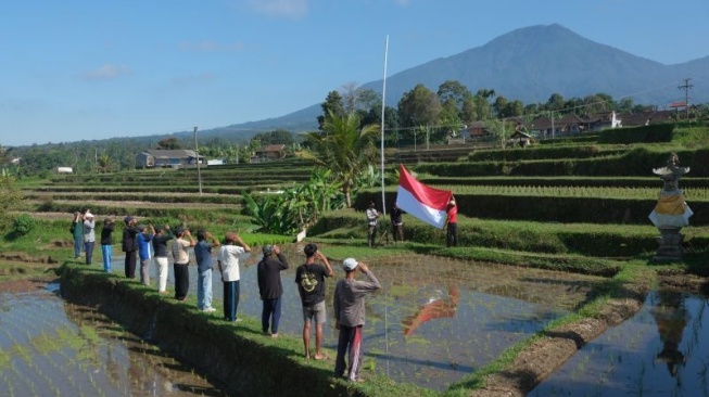 Upacara HUT RI Ke-79 Dilaksanakan Khidmat Dan Sederhana Oleh Petani di Gunung Batukaru