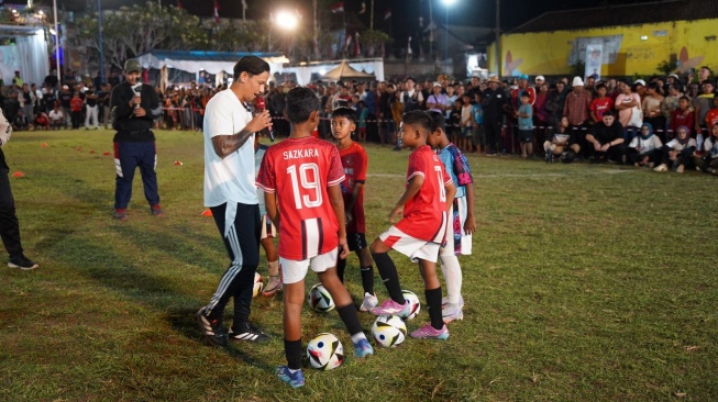 Irfan Bachdim Beri Coaching Clinic di Relawan Bakti BUMN Jembrana Bali