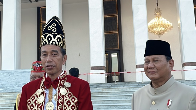 Presiden Jokowi dan Prabowo Subianto memberikan keterangan usai Upcara penurunan bendera di Istana Negara IKN, Kaltim, Sabtu (17/8/2024). [Suara.com/Novian]