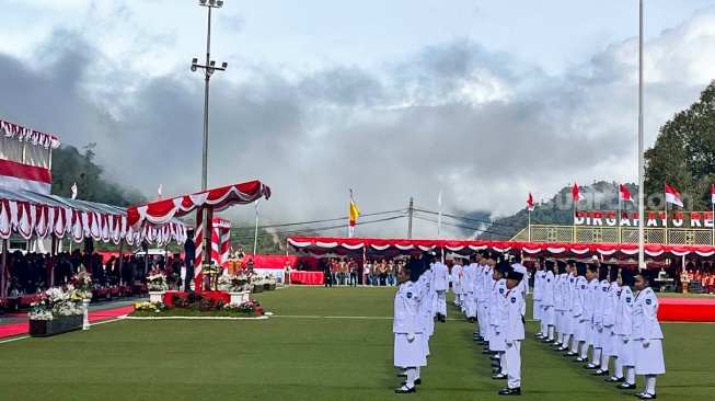 Suasana jalannya upacara bendera perayaan HUT ke-79 RI yang digelar PT Freeport Indonesia di Tembagapura, Papua Tengah, Sabtu (17/8/2024). [Suara.com/Suwarjono]