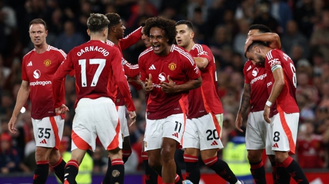 Striker Manchester United asal Belanda, Joshua Zirkzee (tengah) merayakan gol pembuka pertandingan pekan pertama Liga Inggris 2024-2025 antara Manchester United vs Fulham di Old Trafford di Manchester, Inggris barat laut, pada 16 Agustus 2024.Darren Staples / AFP