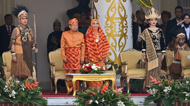 Wapres Ma'ruf Amin dan Istri Hadiri Peringatan HUT Ke-79 RI dengan Busana Adat Melayu Teluk Belanga dari Kalbar