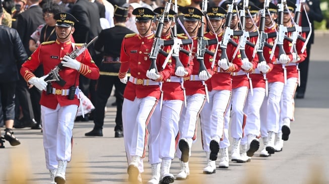 Sejumlah anggota Paspamres berbaris jelang Upacara Peringatan Detik-Detik Proklamasi Kemerdekaan ke-79 Republik Indonesia di Istana Merdeka, Jakarta, Sabtu (17/8/2024). [ANTARA FOTO/Indrianto Eko Suwarso/sgd/wpa]