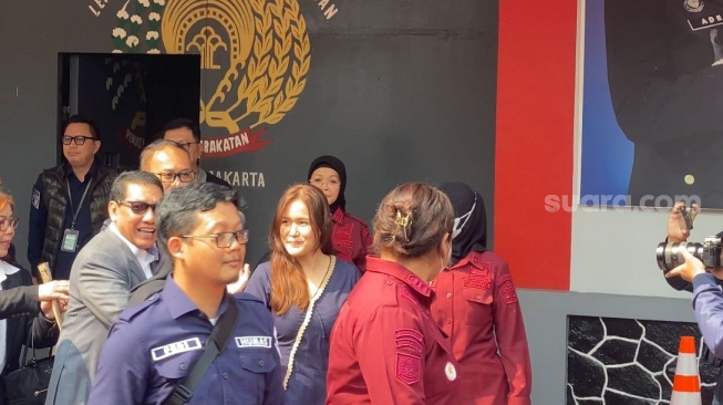 Jessica Kumala Wongso alias Jessica Wongso semringah usai dinyatakan bebas bersyarat dari Lapas Pondok Bambu, Jakarta Timur pada Minggu (18/8/2024). [Suara.com/Tiara Rosana]