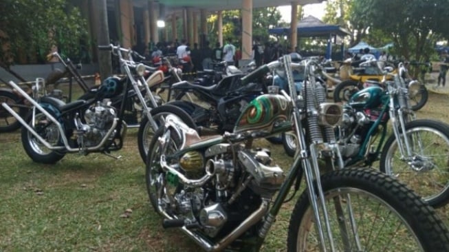 Mobil Klasik, Motor Kustom, dan Musik Keras di Cirebon