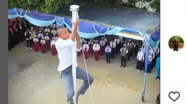 Viral! Detik-Detik Siswa SMA Ogan Ilir Panjat Tiang Bendera Saat Upacara HUT RI