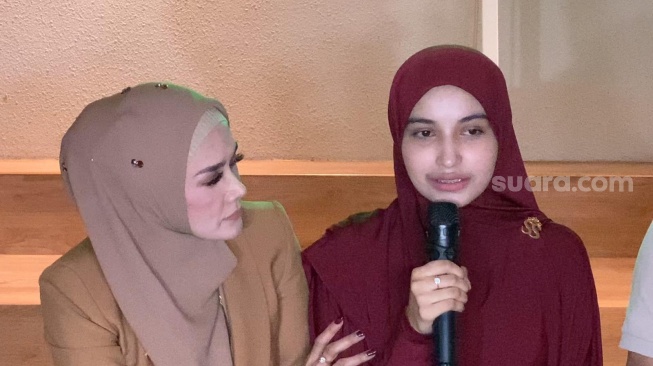 Mulan Jameela dan selebgram Cut Intan Nabila dalam sesi jumpa pers di kawasan Bendungan Hilir, Jakarta, Minggu (18/8/2024). [Suara.com/Adiyoga Priyambodo]