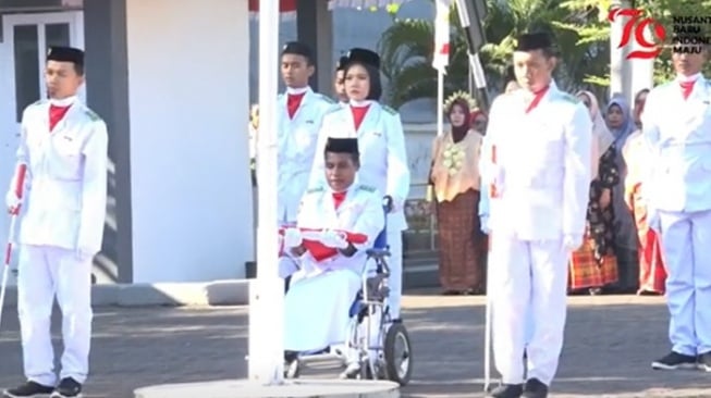 Momen 3 Penyandang Disabilitas Kibarkan Bendera Merah Putih Saat HUT RI