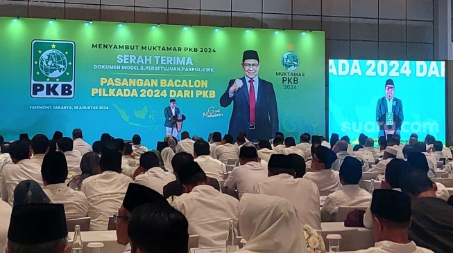 Muhaimin Iskandar atau Cak Imin saat berikan sambutannya dalam acara serah terima Dokumen B.1-KWK Pasangan Bakal Calon Pilkada 2024 dari PKB di Jakarta, Minggu (18/8/2024). (Suara.com/Lilis)