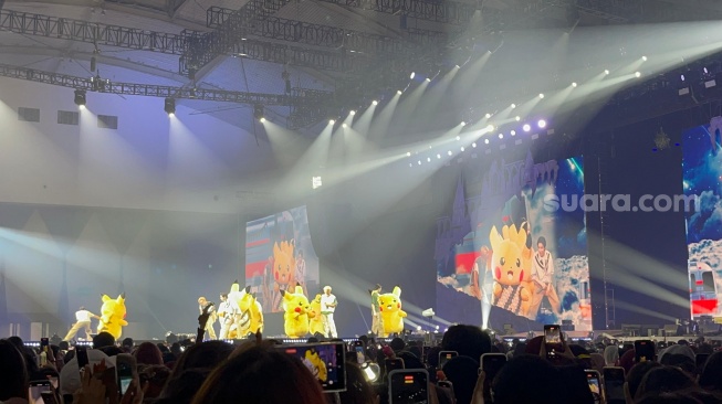 Meriahnya Konser Enhypen di ICE BSD, Pikachu Berbaju Batik Mendadak Muncul di atas Panggung