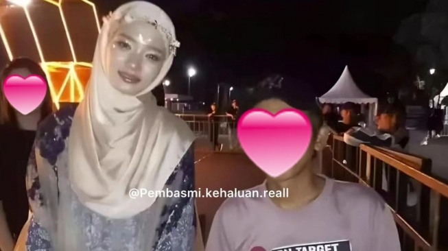 Foto Inara Rusli bersama fans. (Instagram/lambegosiip)