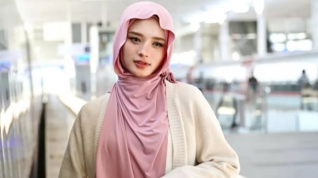 Apa Saja Perawatan Muka Inara Rusli? Wajah Bening bak Malaikat Curi Atensi saat Foto Bareng Fans